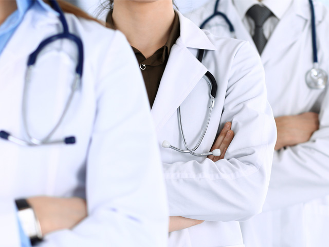 Médecins en blouse blanche